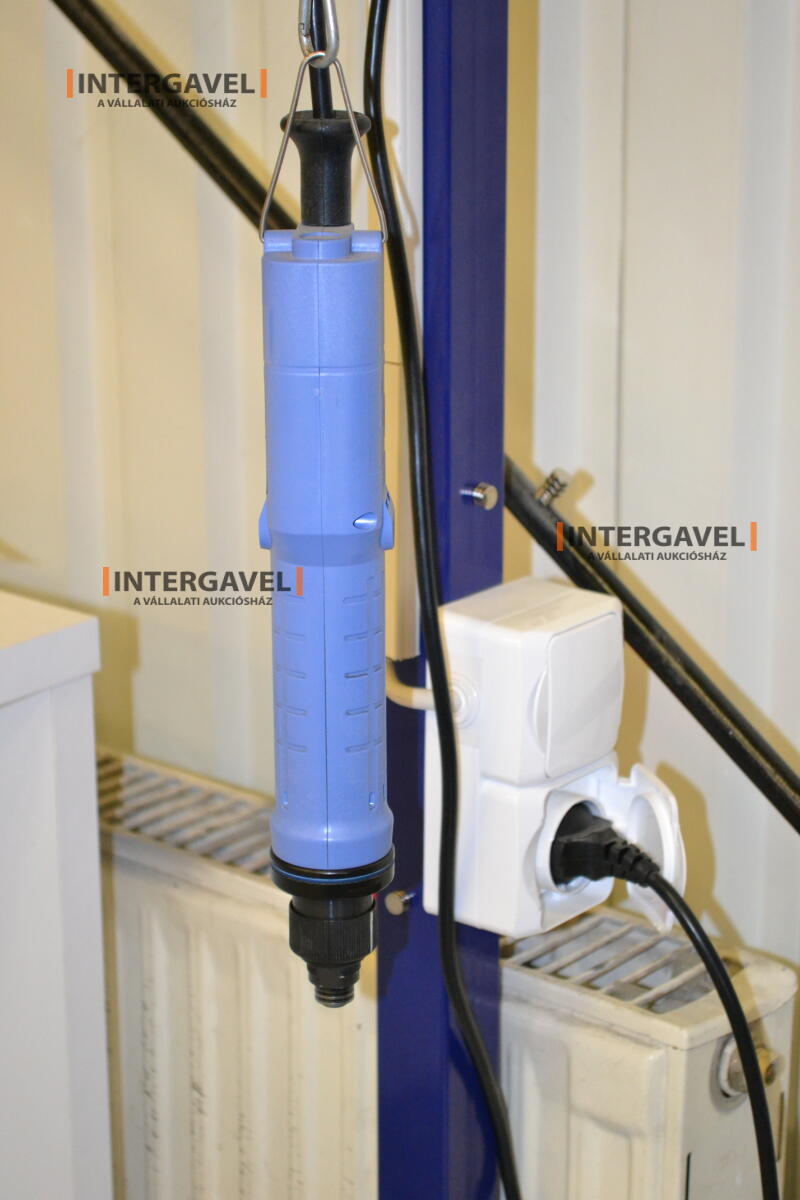 Asztalok, székekkel, csavarozókkal 5