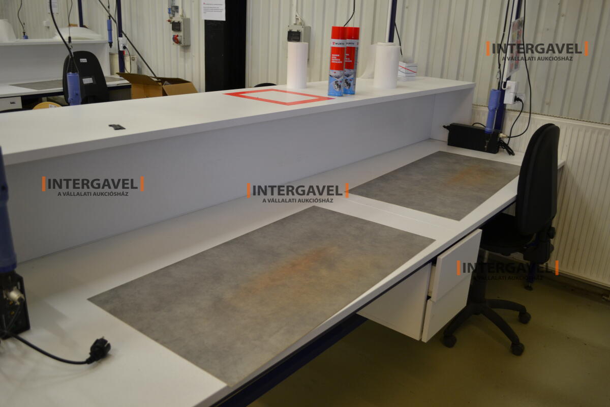 Asztalok, székekkel, csavarozókkal 3