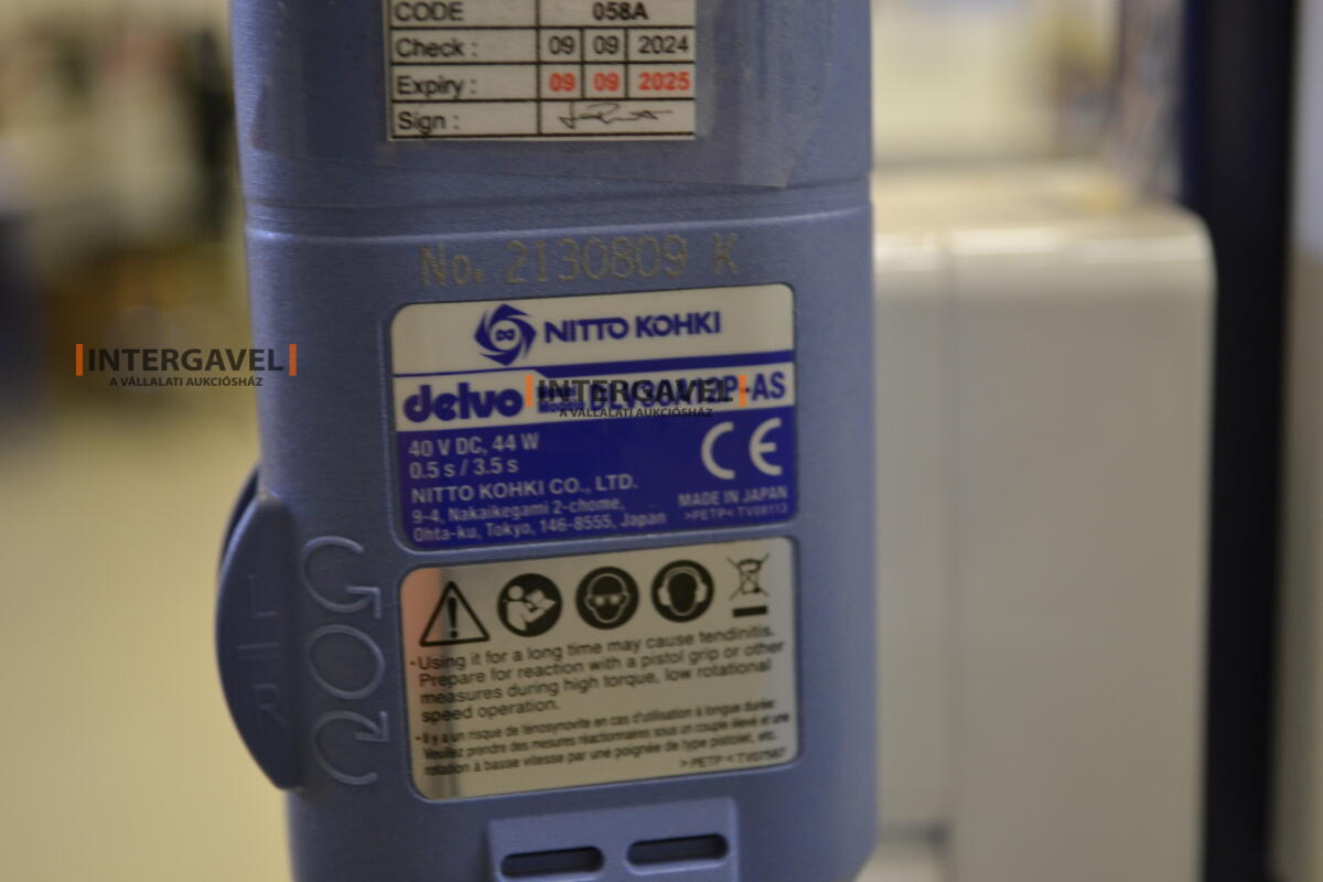 Asztalok, székekkel, csavarozókkal 4