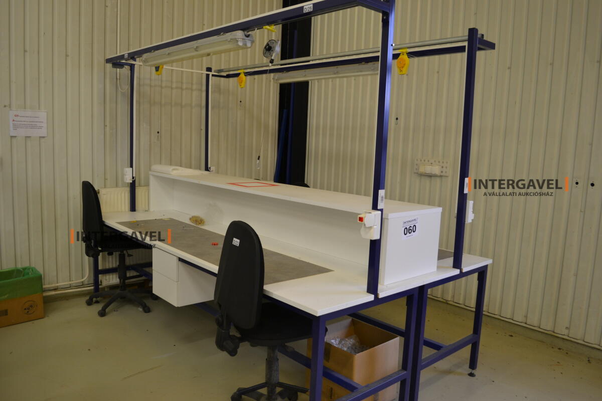 Asztalok, székekkel 2