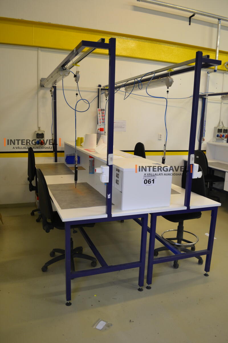 Asztalok, székekkel, csavarozókkal 3