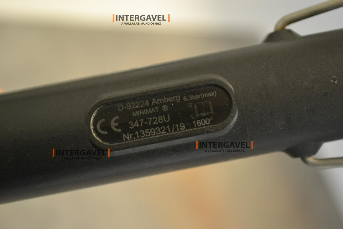 Asztalok, székekkel, csavarozókkal 5