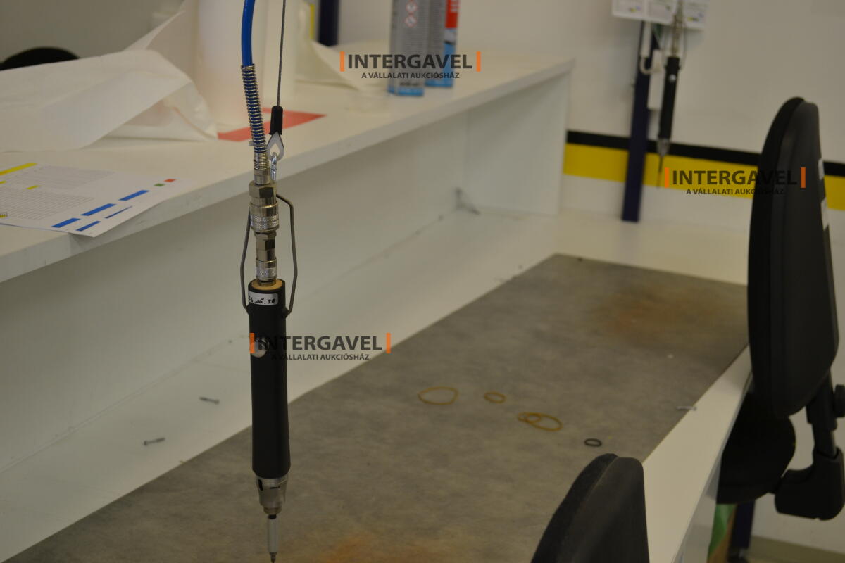 Asztalok, székekkel, csavarozókkal 7