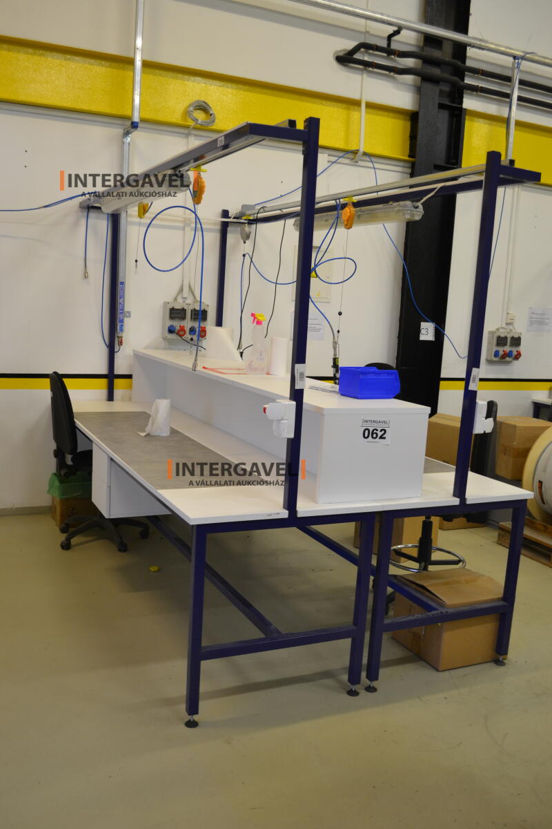 Asztalok, székekkel, csavarozókkal 2