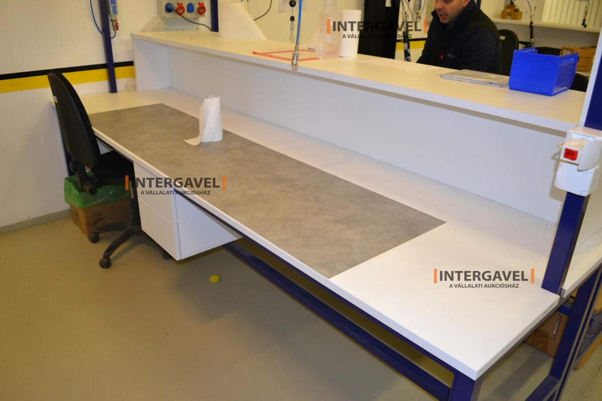 Asztalok, székekkel, csavarozókkal 3