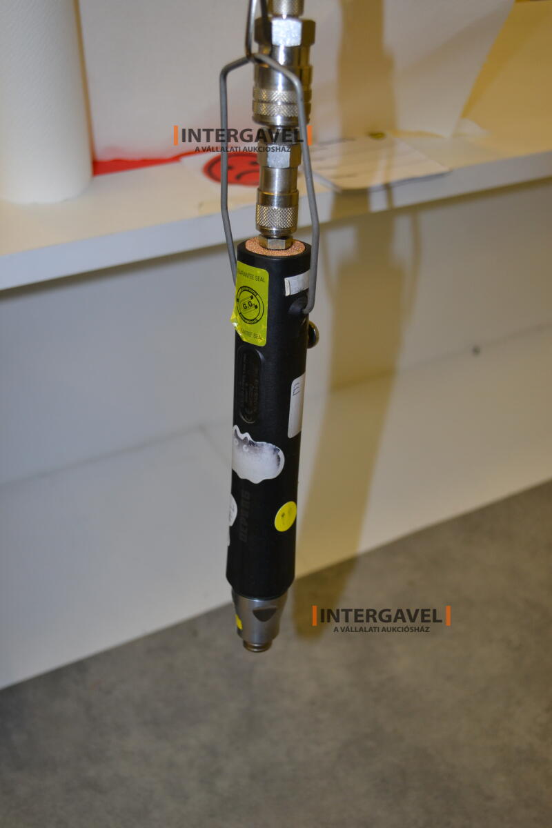 Asztalok, székekkel, csavarozókkal 4