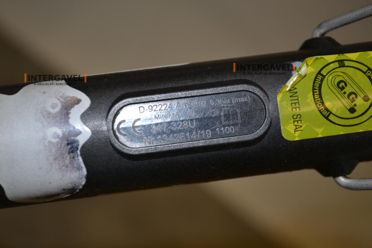 Asztalok, székekkel, csavarozókkal 5