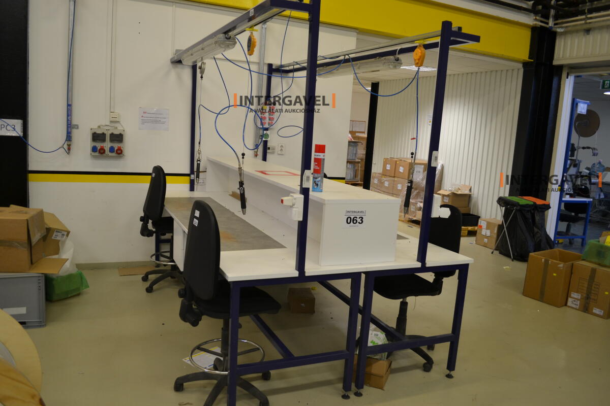 Asztalok, székekkel, csavarozókkal