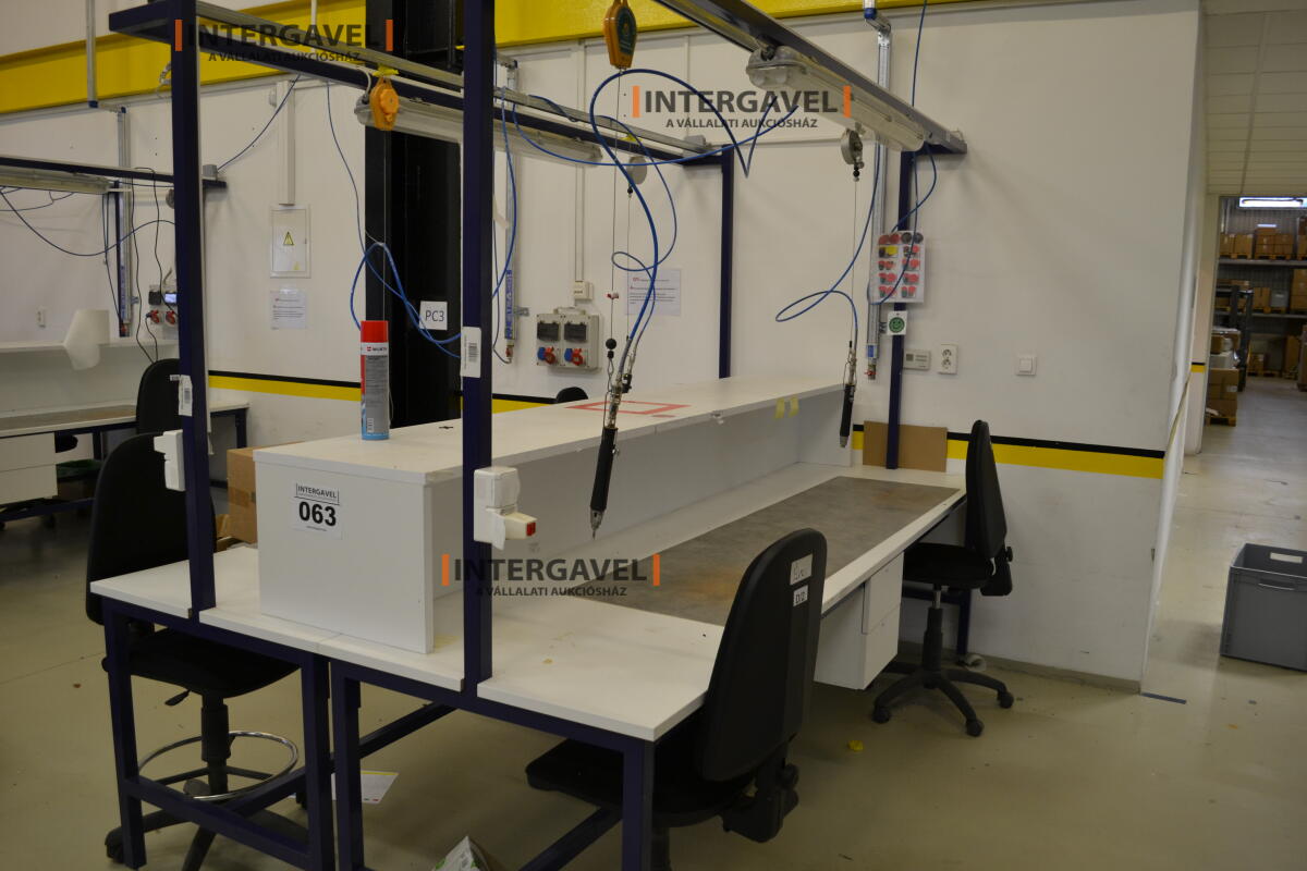 Asztalok, székekkel, csavarozókkal 2