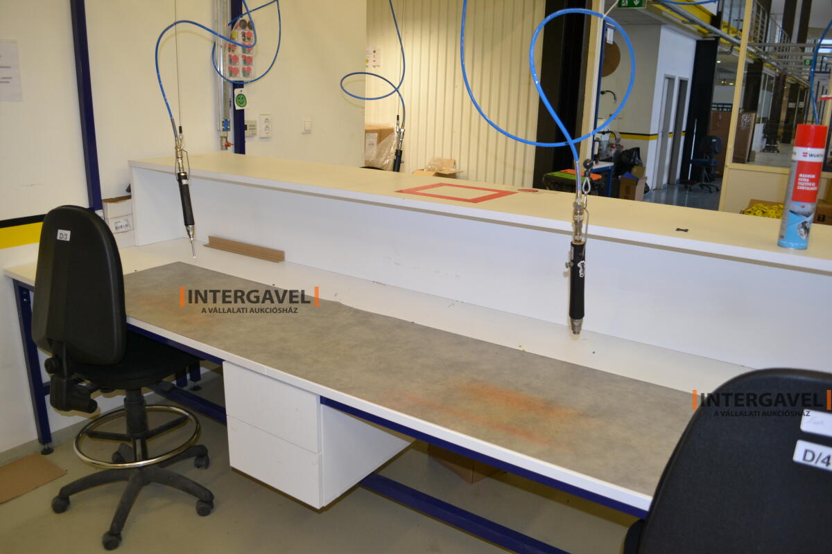 Asztalok, székekkel, csavarozókkal 4