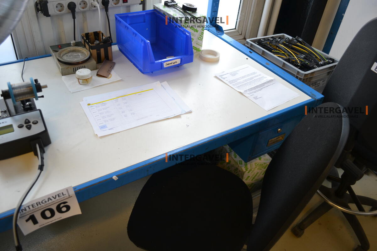 Munkaasztal székekkel 2