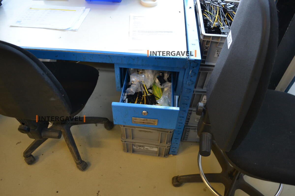 Munkaasztal székekkel 3