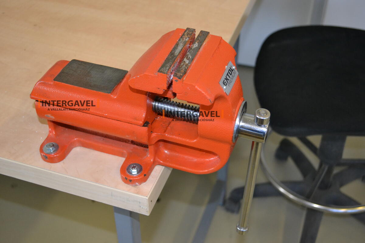 Asztal székkel, satuval 3