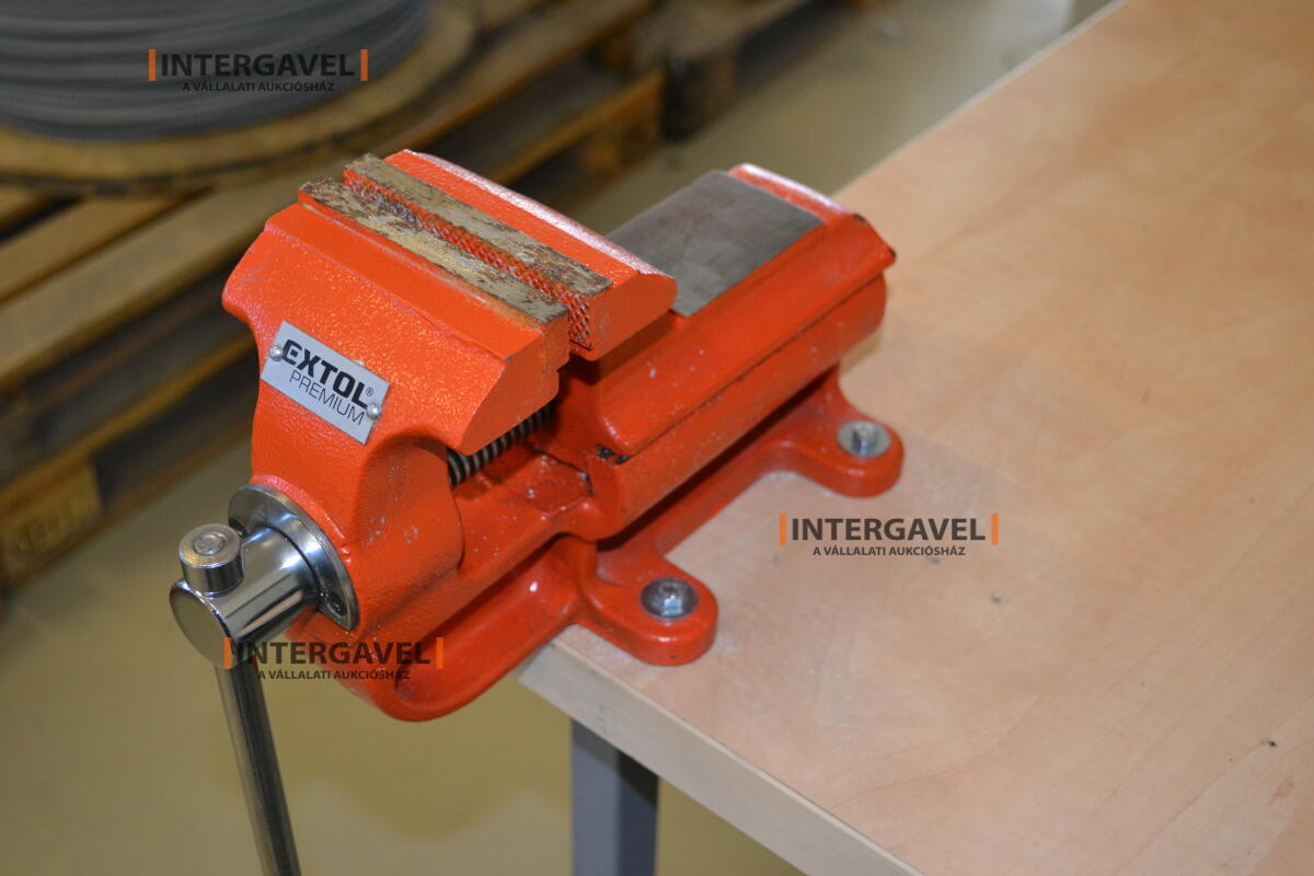 Asztal székkel, satuval 4