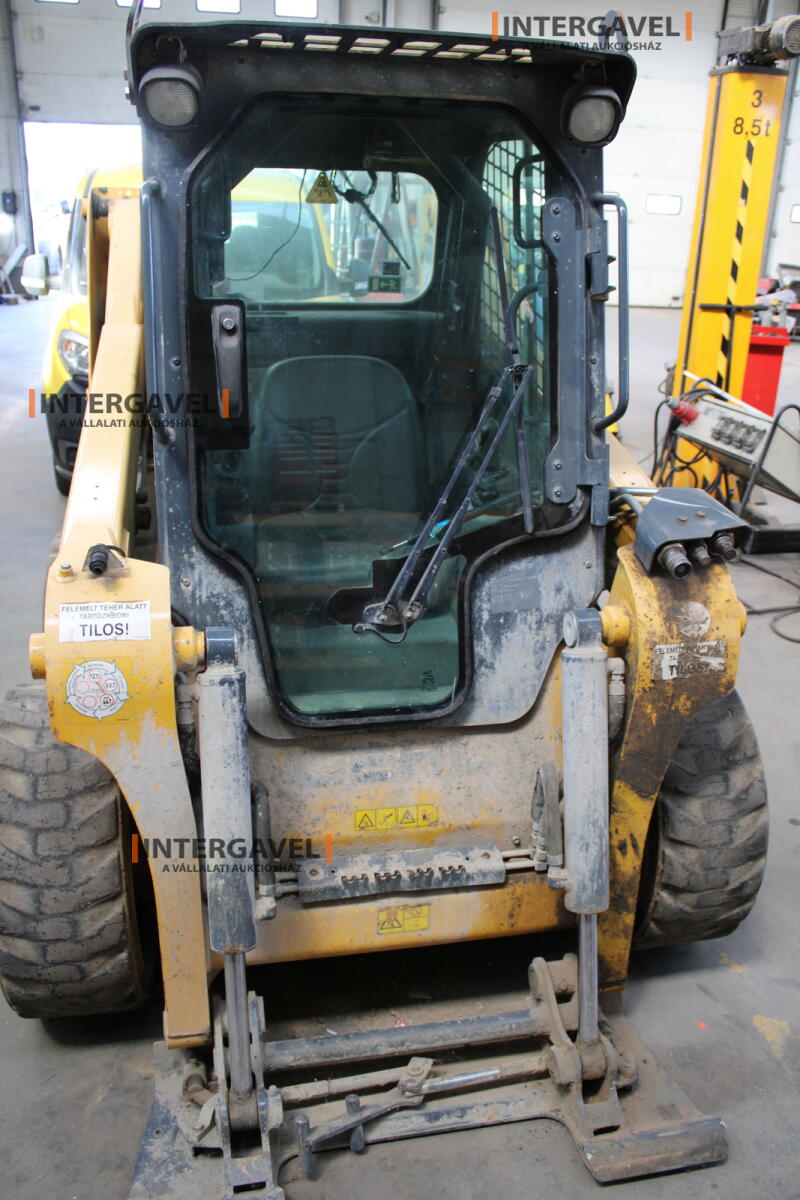 Csúszókormányos - GEHL 10