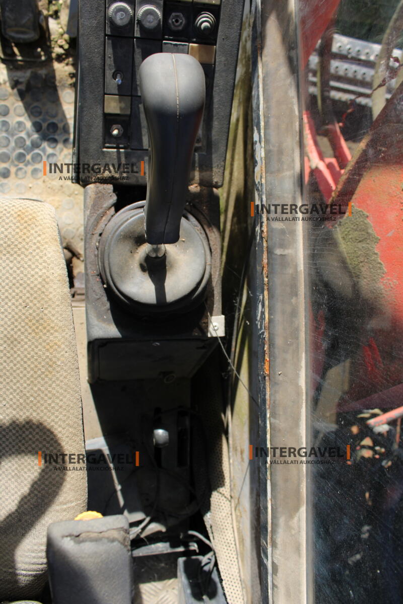 Gumikerekes forgó kotró - O&K 33