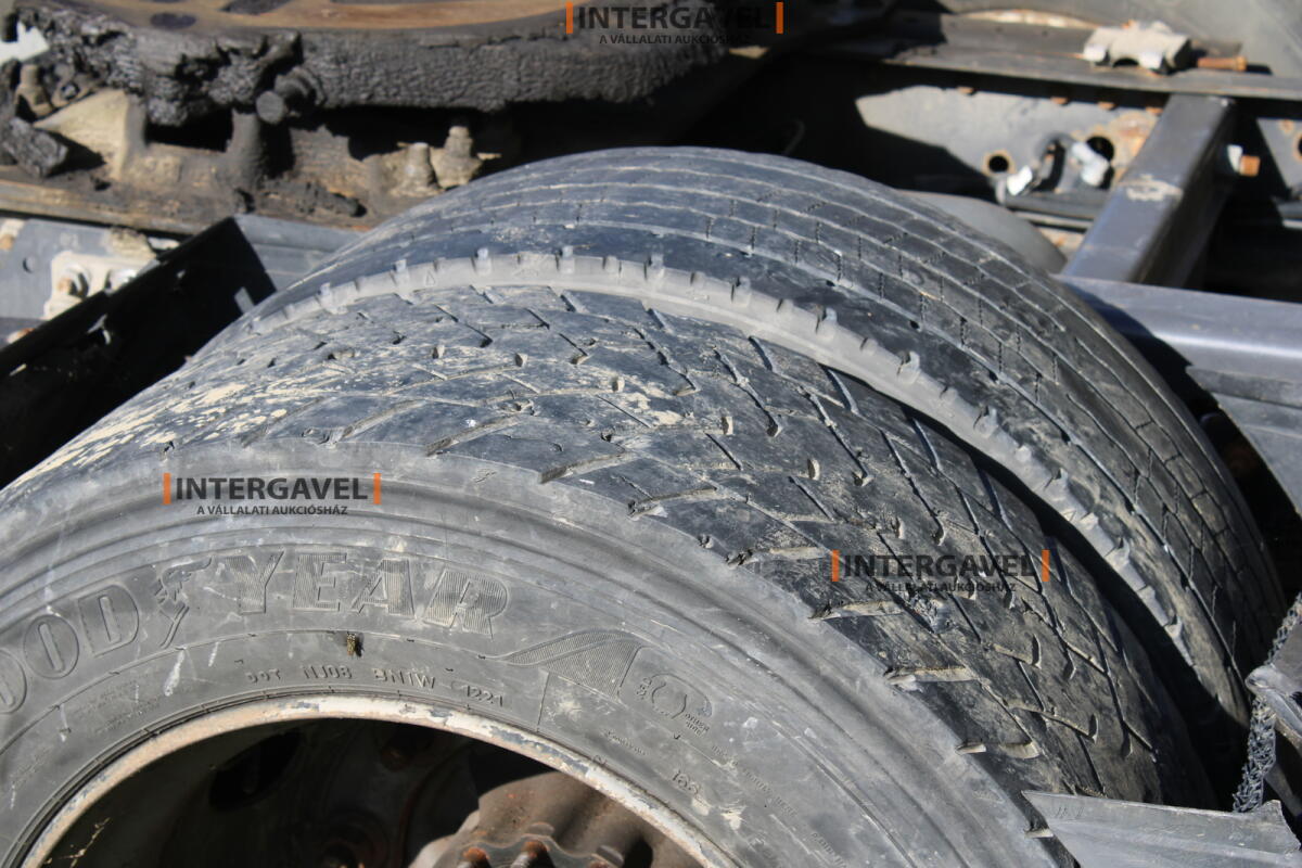 Nyerges vontató - Renault 11