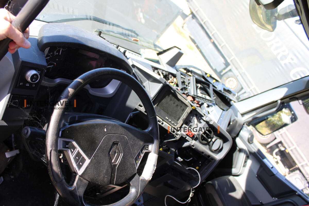 Nyerges vontató - Renault 23